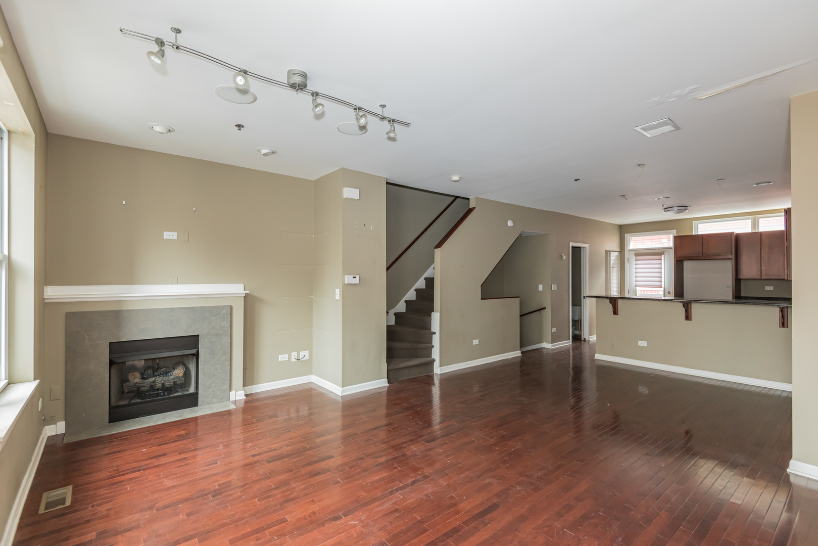 16 South Aberdeen Street, Unit 9 Chicago, IL 60607 - Photo 7 of 24 a view of a livingroom with wooden floor and a fireplace