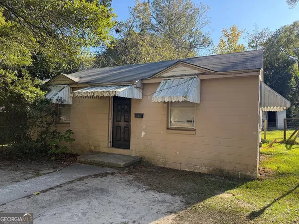 a view of a house with a yard