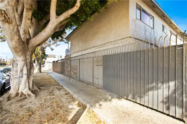 a view of a backyard