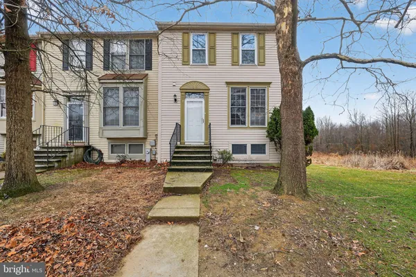 a view of a house with backyard