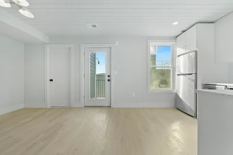 $3,250 | 183 Maverick Street, Unit 3, Boston, MA 02128