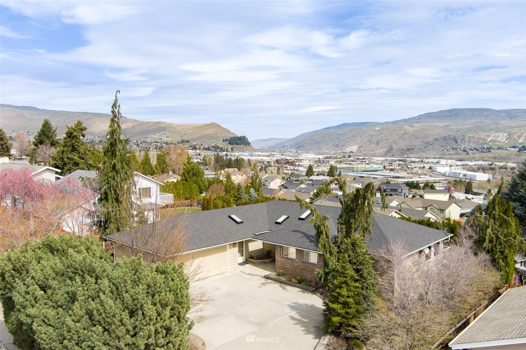1608 Horselake Road Wenatchee, WA 98801 - Photo 1 of 40 Gallery Image 1