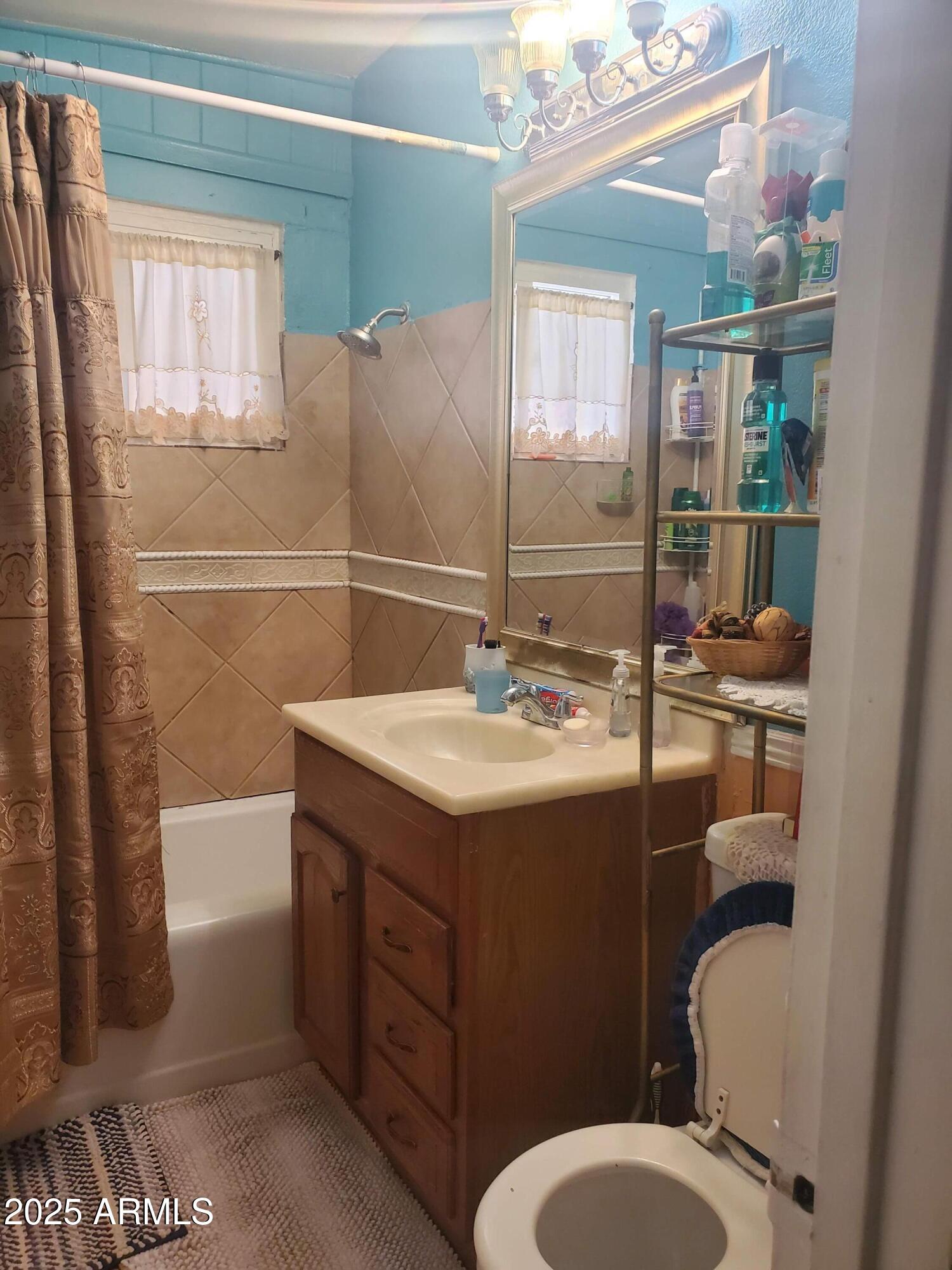 3041 East Osborn Road Phoenix, AZ 85016 - Photo 11 of 22 a bathroom with a sink toilet and shower