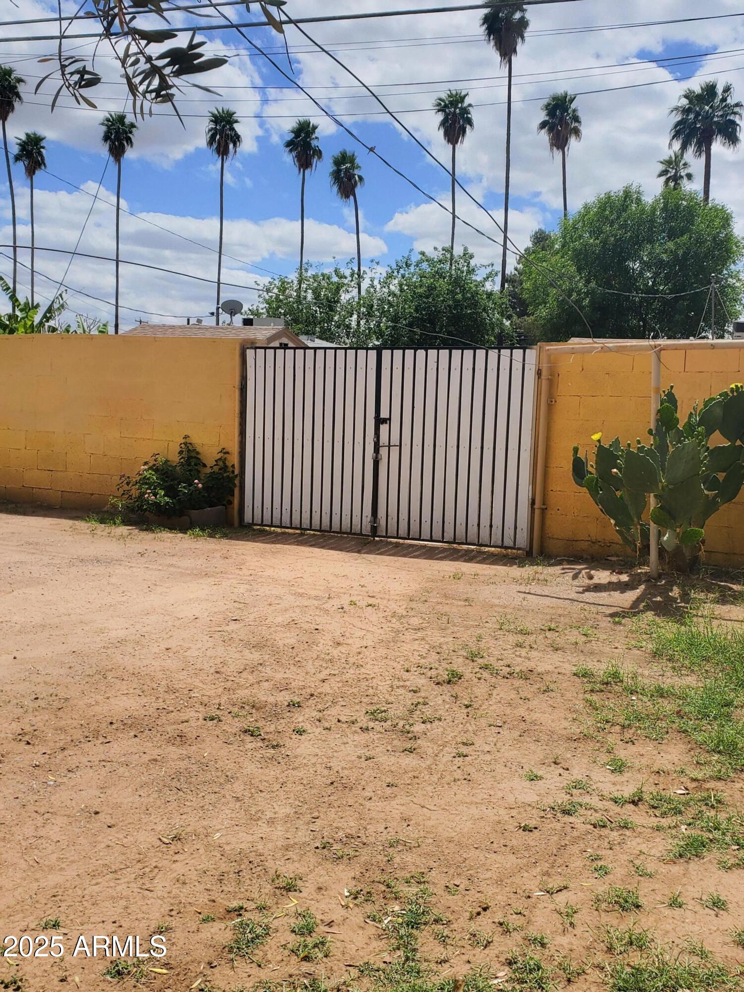 3041 East Osborn Road Phoenix, AZ 85016 - Photo 16 of 22 a view of a backyard