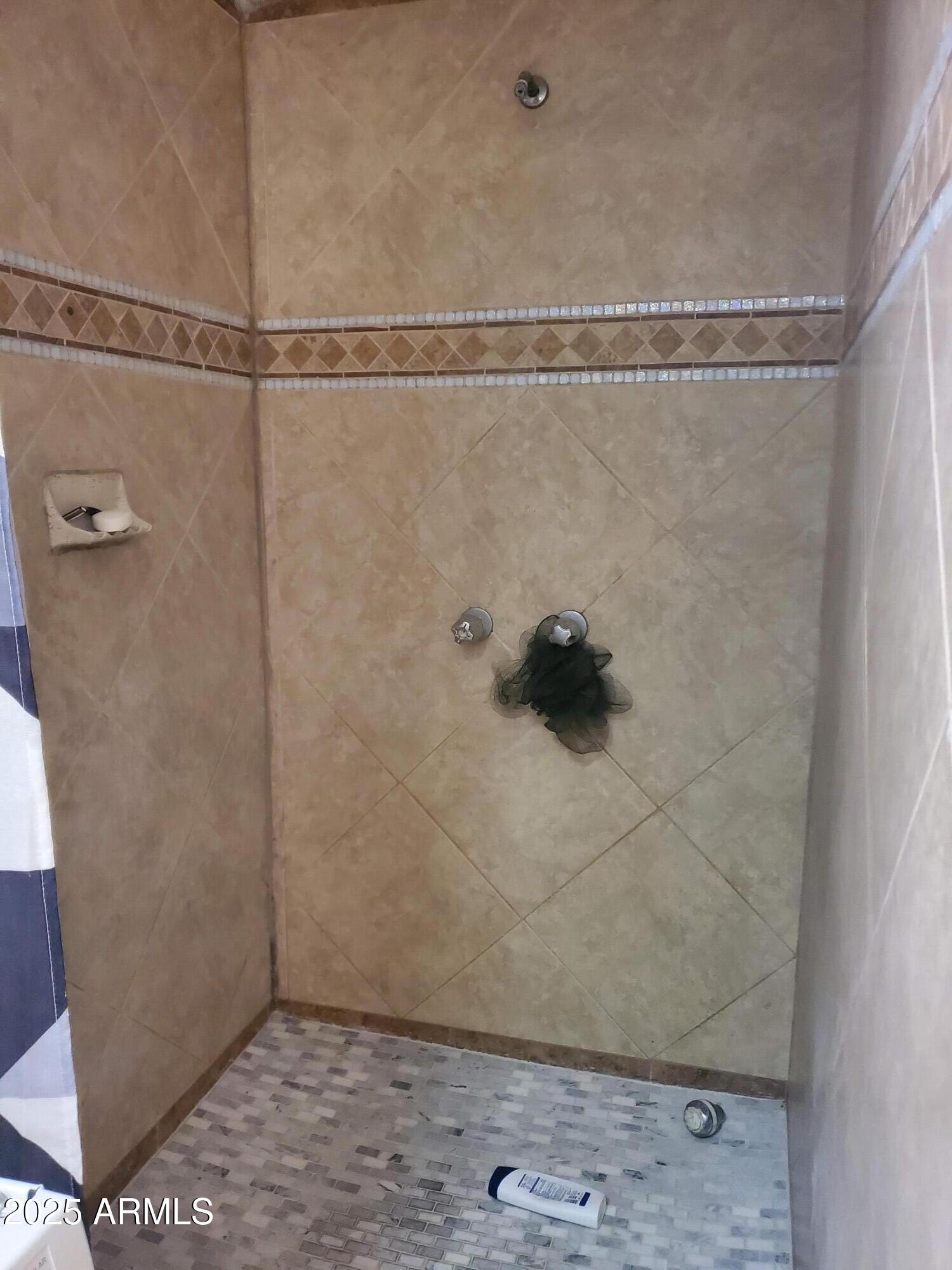 3041 East Osborn Road Phoenix, AZ 85016 - Photo 21 of 22 a bathroom with a shower
