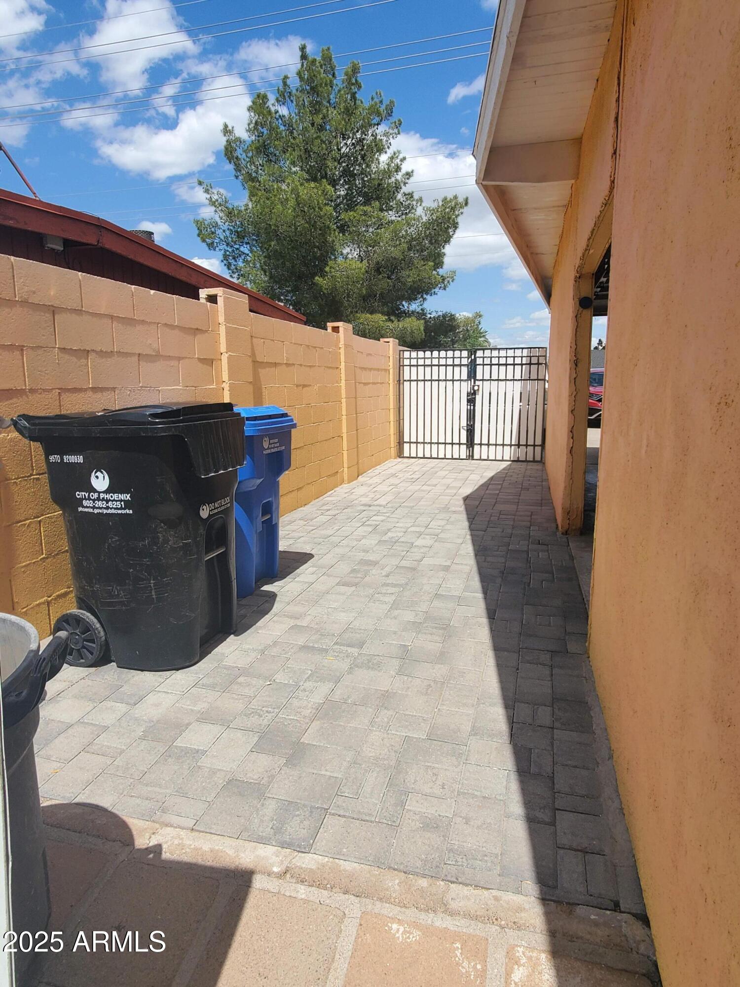 3041 East Osborn Road Phoenix, AZ 85016 - Photo 5 of 22 a view of a backyard
