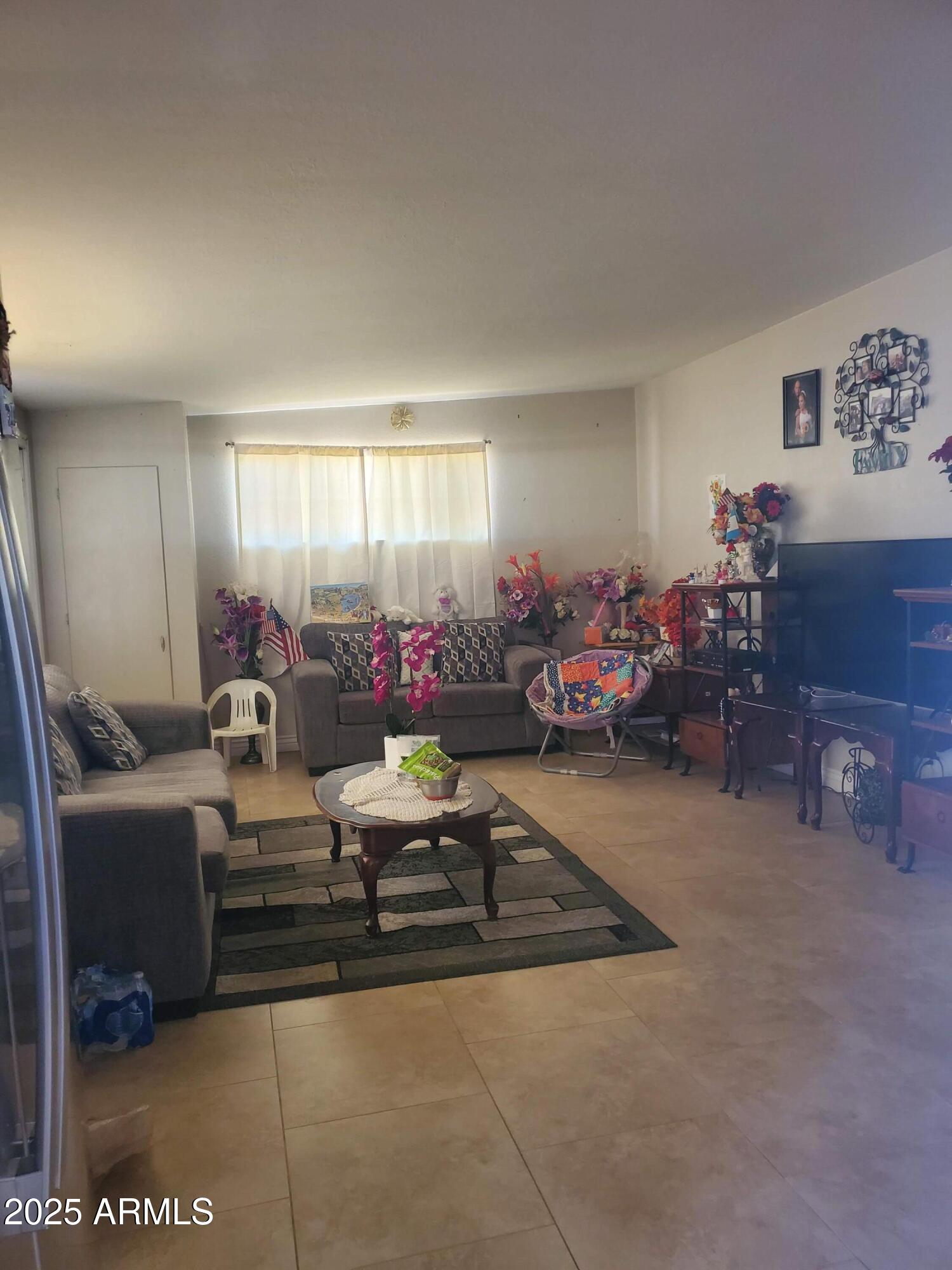 3041 East Osborn Road Phoenix, AZ 85016 - Photo 10 of 22 a living room with furniture toys and a window