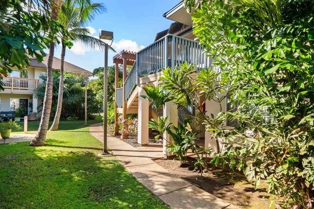 a view of a back yard