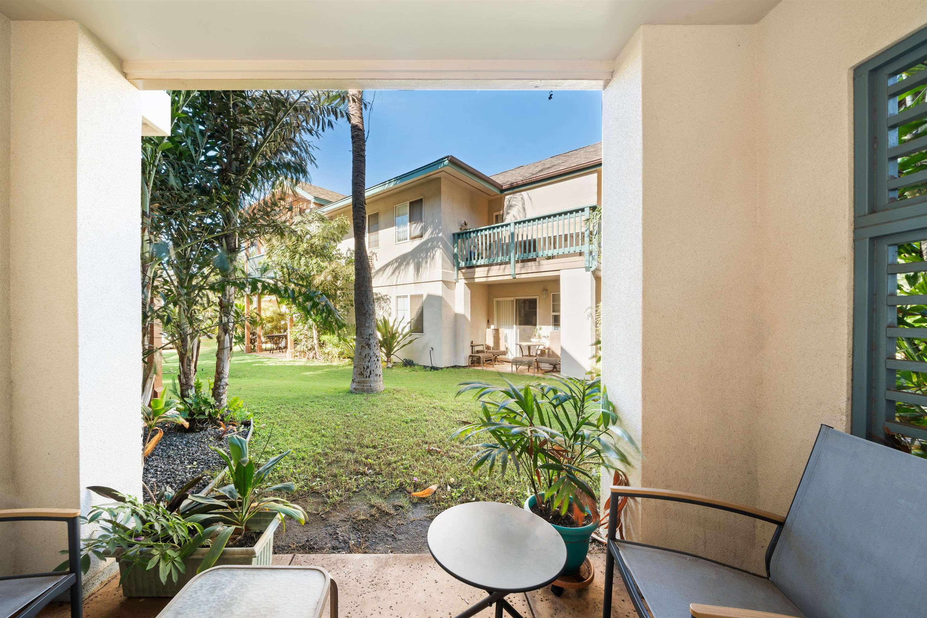 65 Halili Lane, Unit 10F Kihei, HI 96753 - Photo 7 of 48 a living room with furniture and a garden