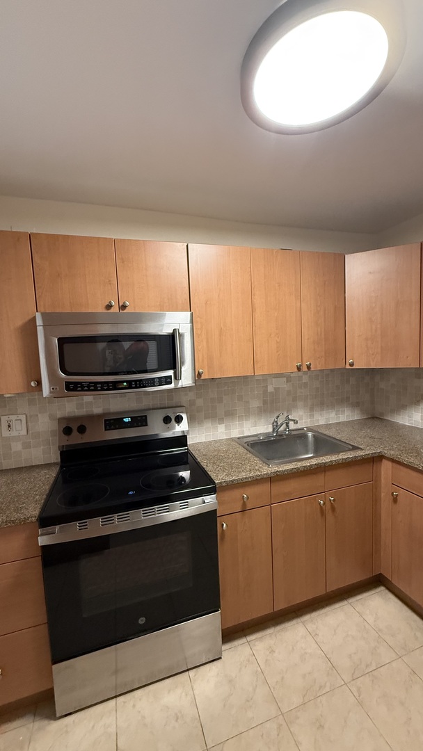 1850 North Clark Street, Unit 810 Chicago, IL 60614 - Photo 4 of 14