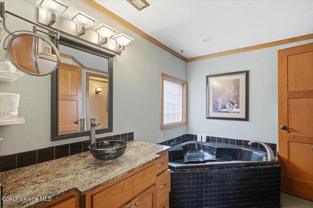 34129 Scenic Bay Road Bayview, ID 83803 - Photo 44 of 69 35-Primary bathroom