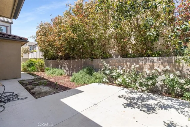 a view of a backyard with pathway