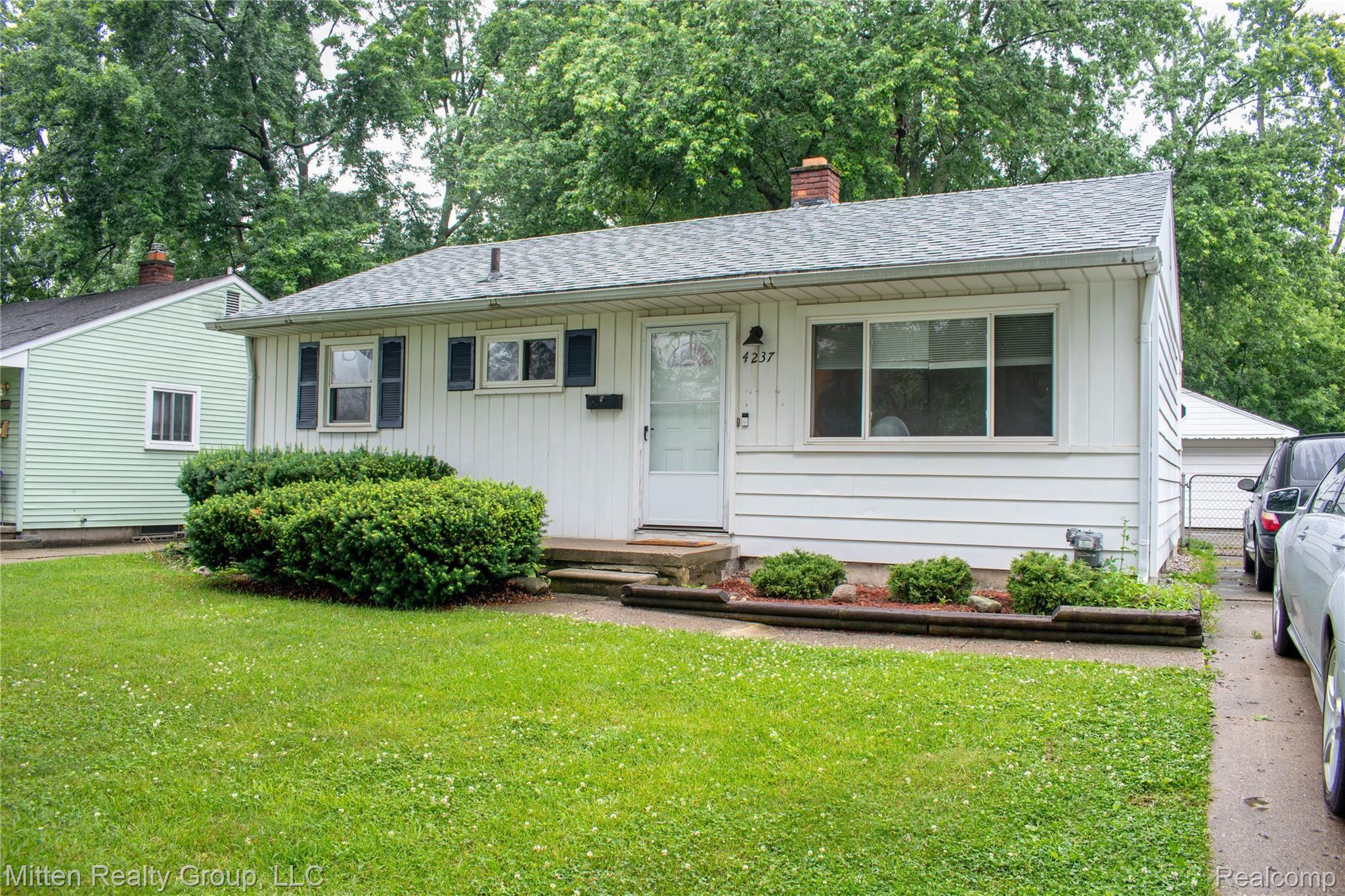 4237 Crooks Road Royal Oak, MI 48073 - Photo 12 of 12 DSC_0006.jpg