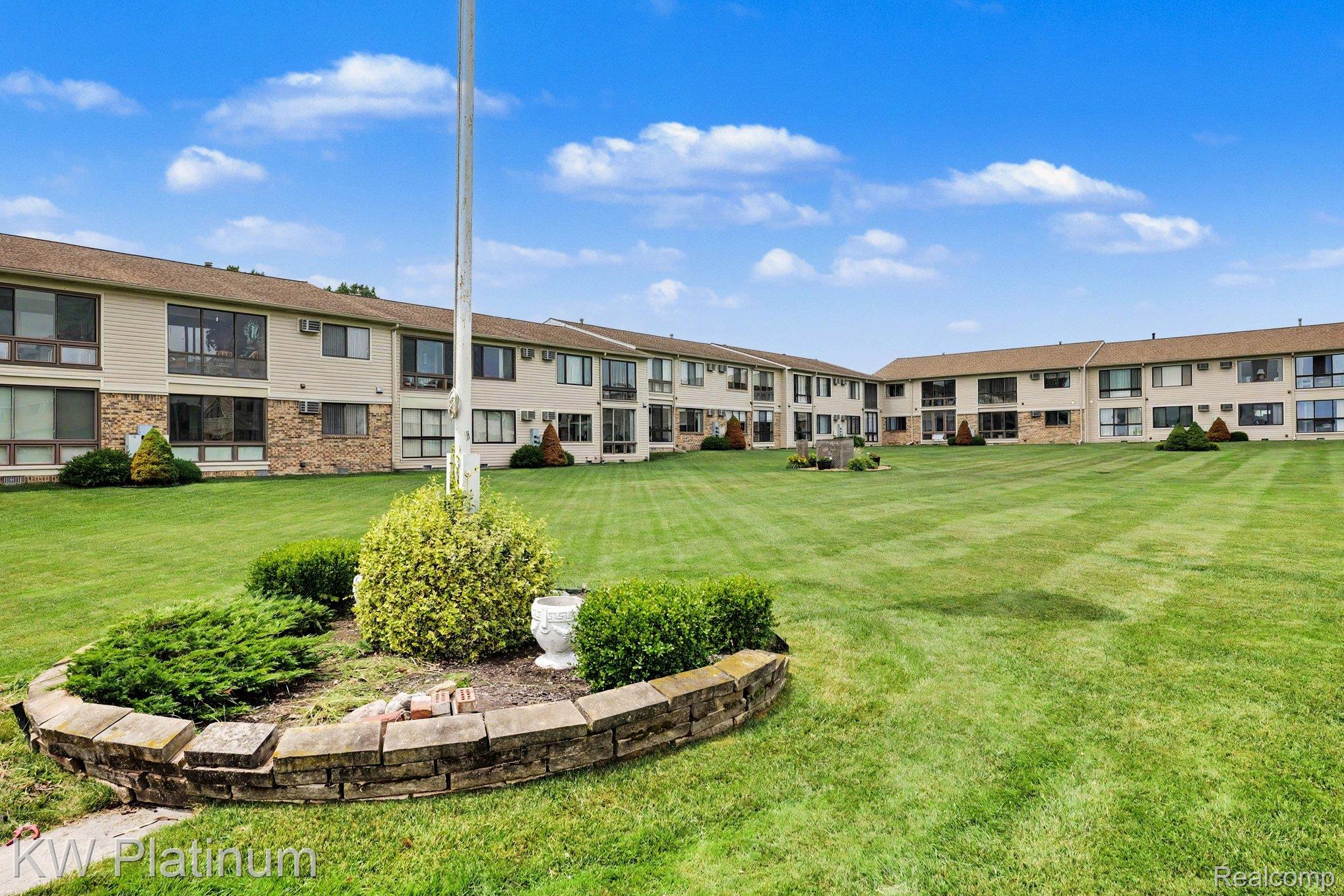 1700 River Road, Unit 6 Marysville, MI 48040 - Photo 3 of 32 003_file_4347 - Copy.jpg
