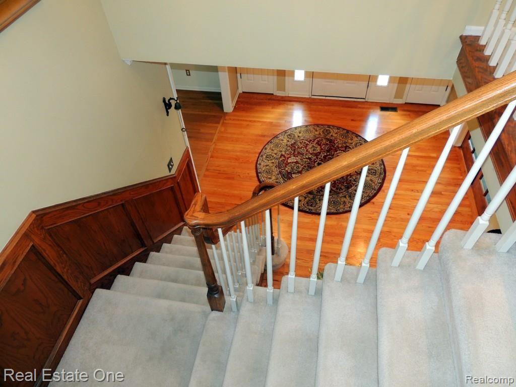 4080 Ridge Side Drive Rochester, MI 48306 - Photo 4 of 25 DSCN3580--Stairwell.jpg