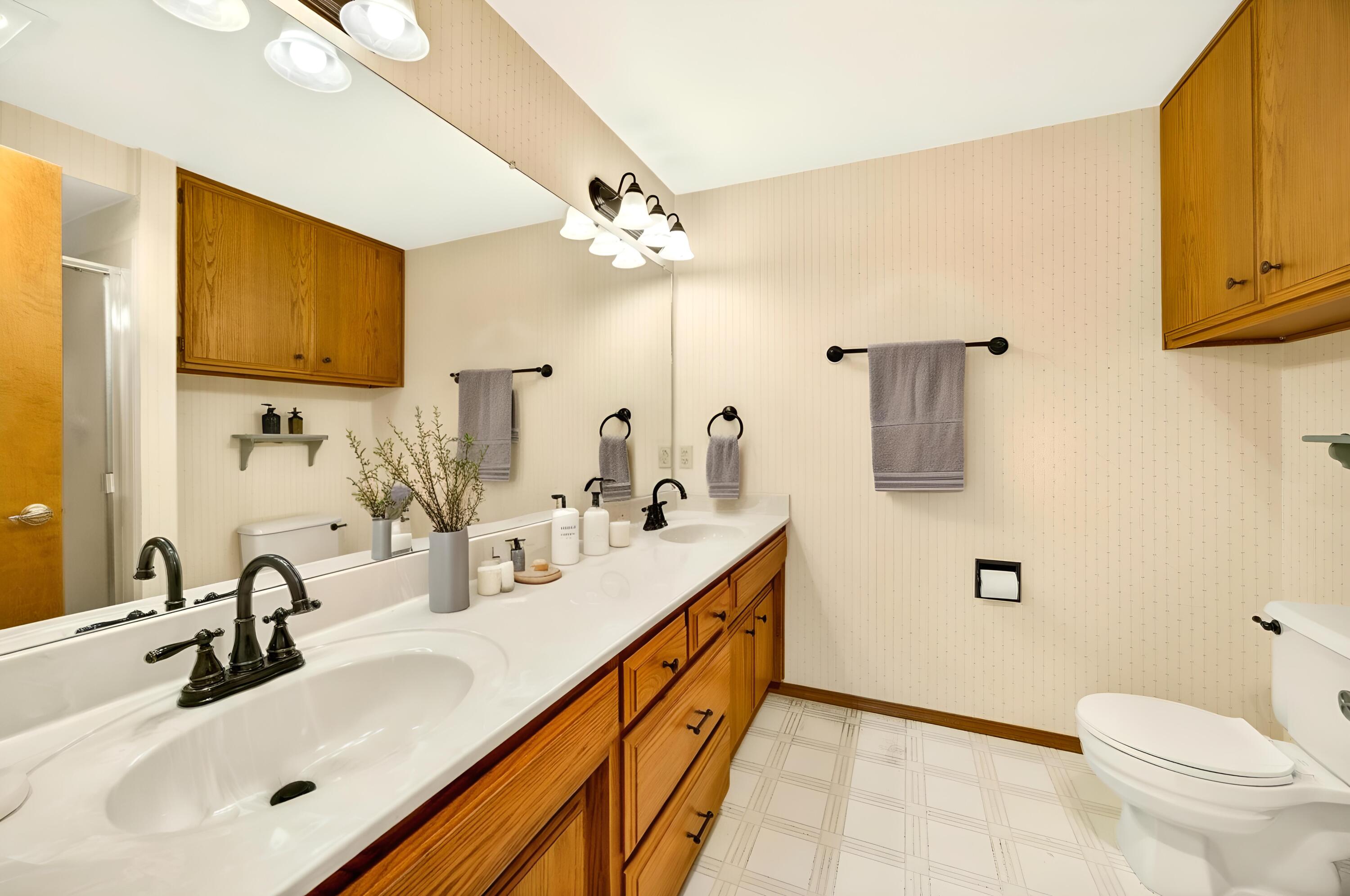 489 Vincent Avenue Central Point, OR 97502 - Photo 20 of 38 Primary Bathroom