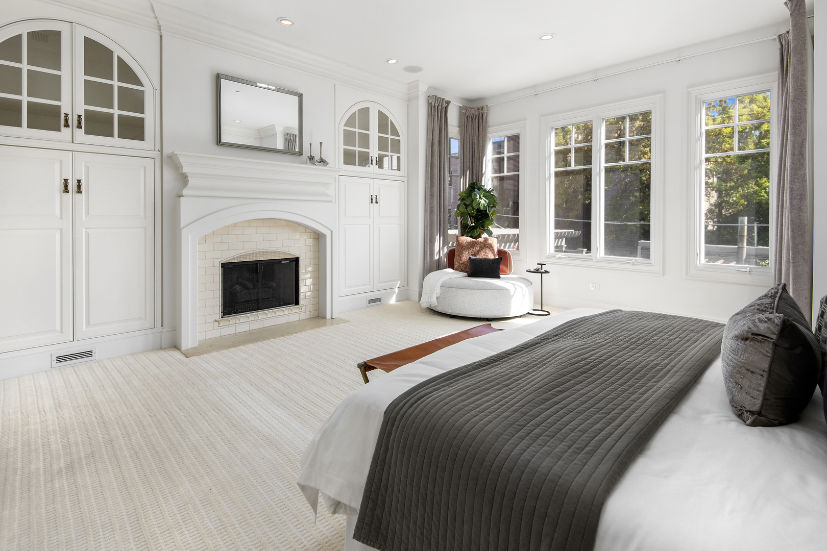 1921 North Mohawk Street Chicago, IL 60614 - Photo 15 of 44 a bedroom with bed and balcony