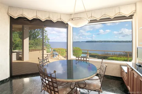 $9,800,000 | 15 Gatsby Lane, Great Neck, NY 11024