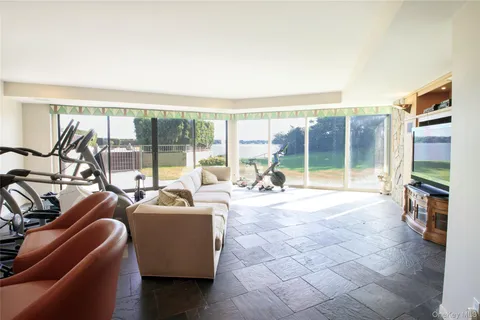 $9,800,000 | 15 Gatsby Lane, Great Neck, NY 11024
