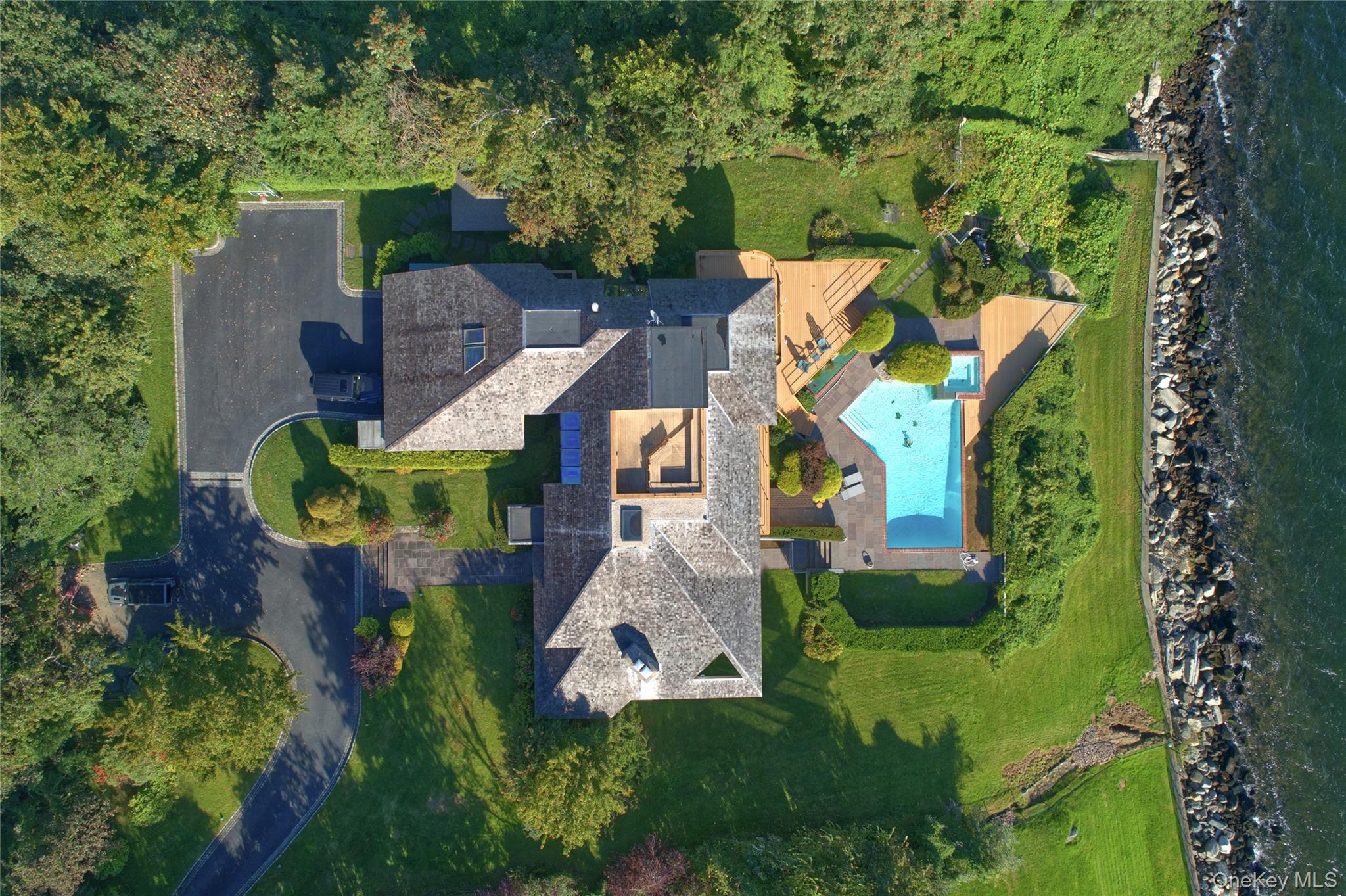 15 Gatsby Lane Great Neck, NY 11024 - Photo 6 of 12 an aerial view of a house with a garden