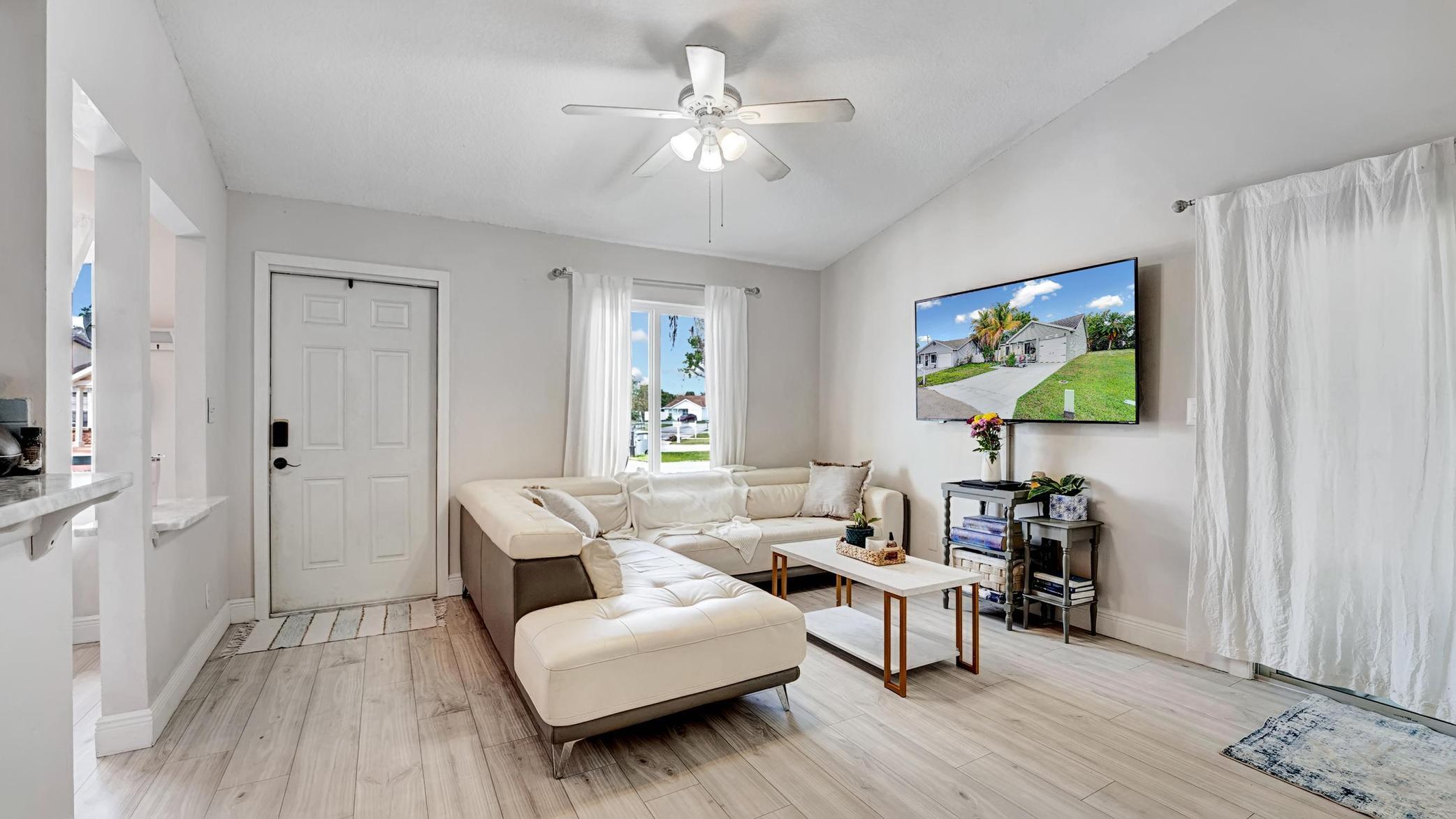 11117 Model Circle East Boca Raton, FL 33428 - Photo 6 of 34 DSC00326