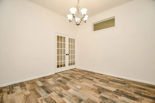 a view of a livingroom with a ceiling fan
