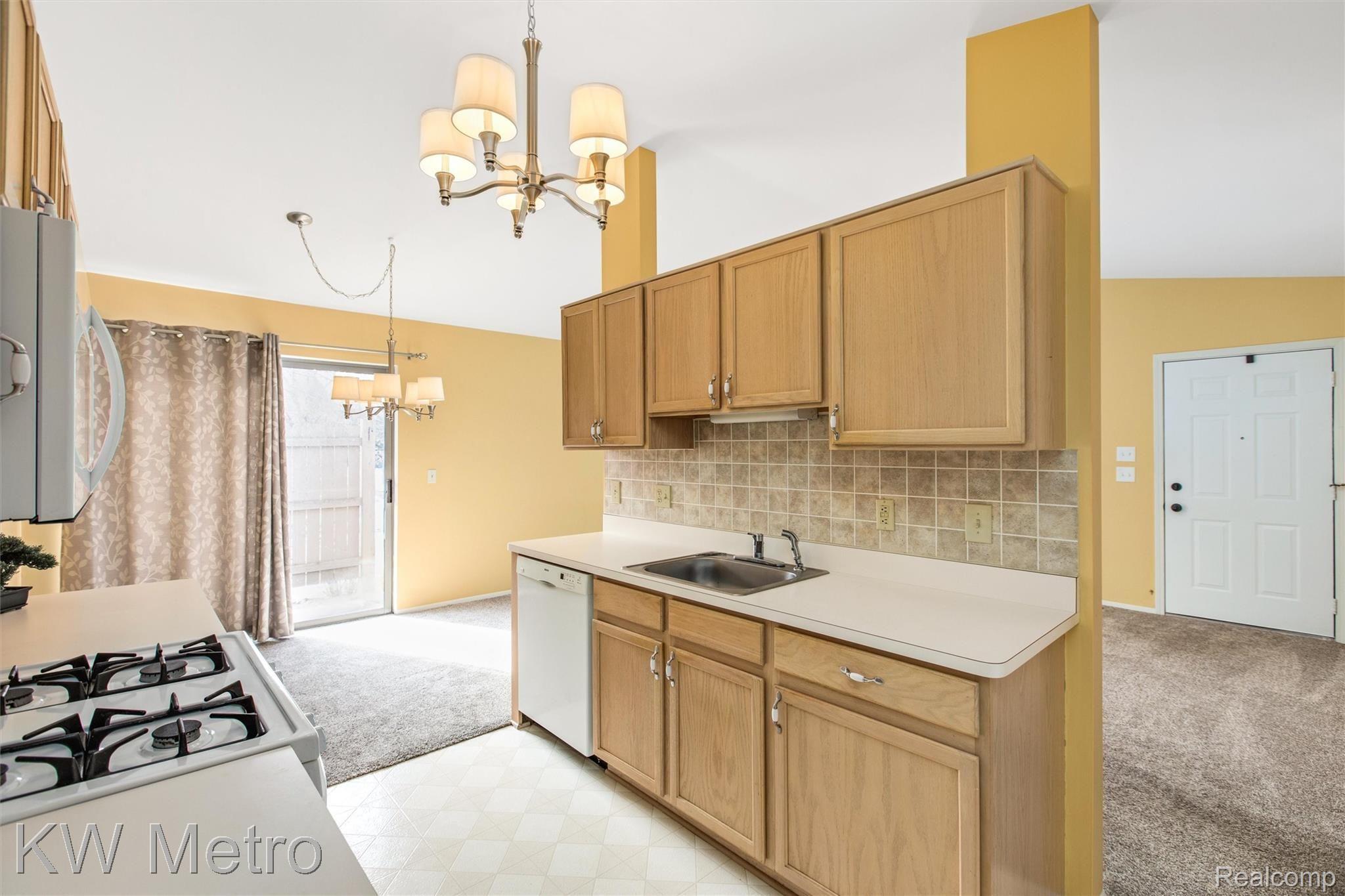 30 Pine Tree Ridge, Unit 1 Waterford, MI 48327 - Photo 12 of 28 Kitchen/ dinning
