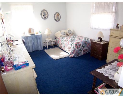 7 Periwinkle Place Colonia, NJ 07067 - Photo 14 of 21 Gallery Image 14