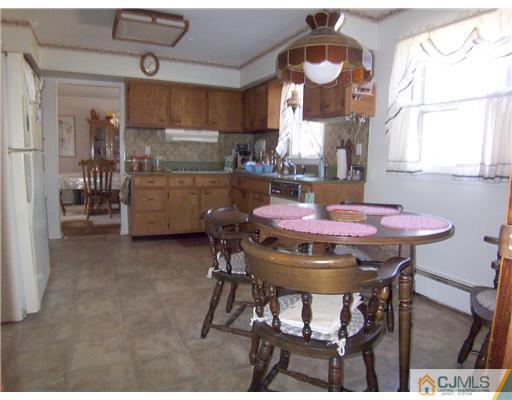 7 Periwinkle Place Colonia, NJ 07067 - Photo 8 of 21 Gallery Image 8