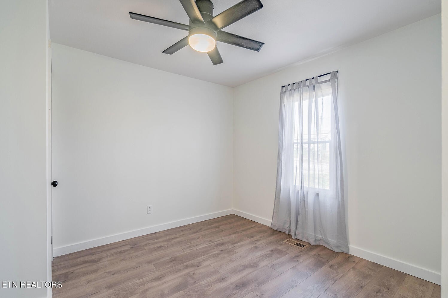 5113 Poplar Springs Road Greeneville, TN 37743 - Photo 18 of 40 an empty room with windows and fan