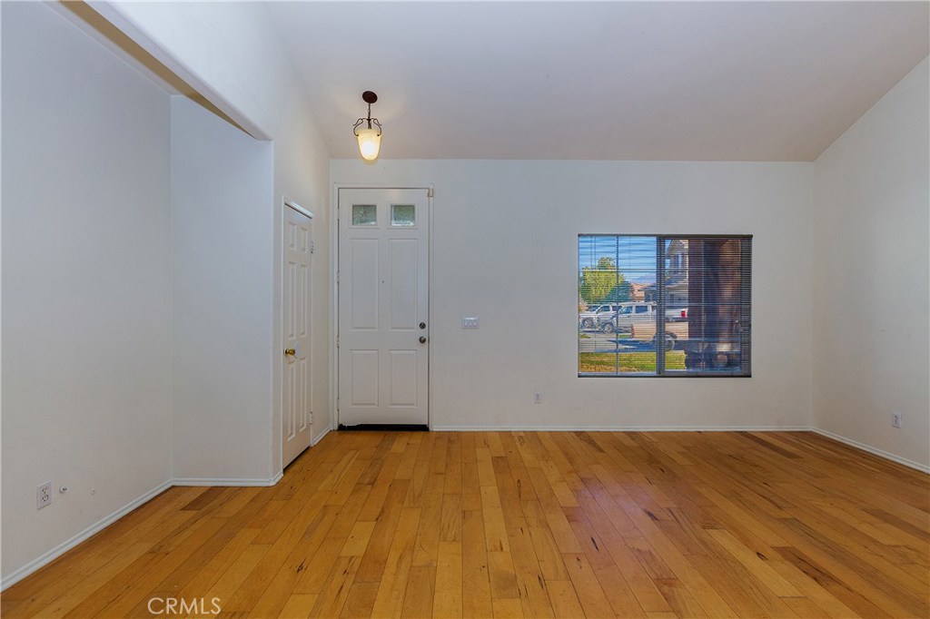 1430 Jewelstone Circle Hemet, CA 92545 - Photo 3 of 26 living room