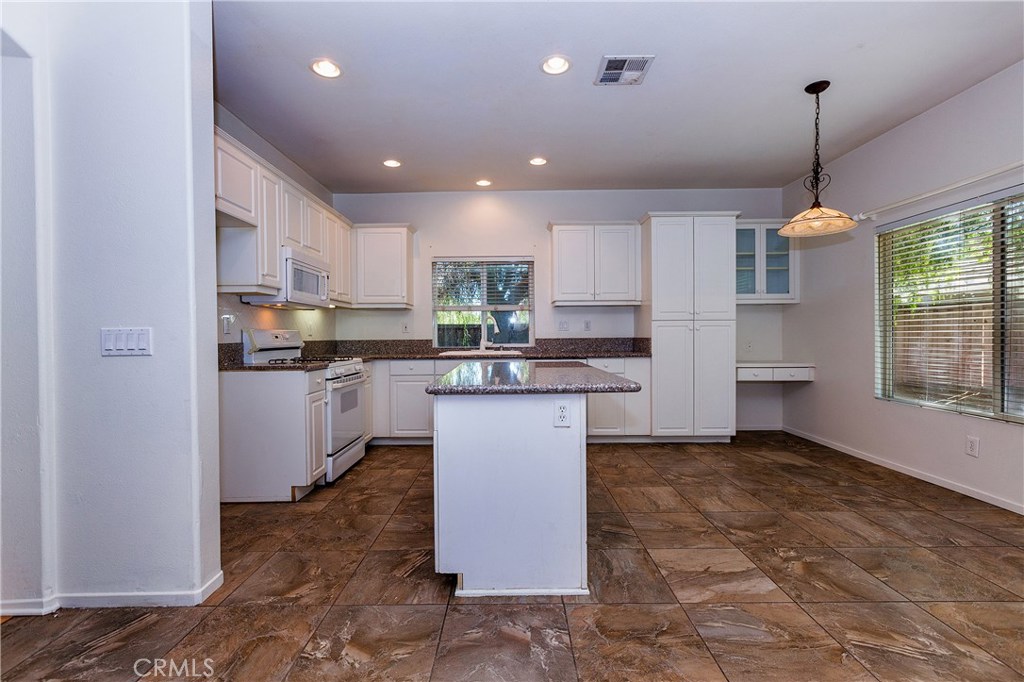 1430 Jewelstone Circle Hemet, CA 92545 - Photo 5 of 26 kitchen