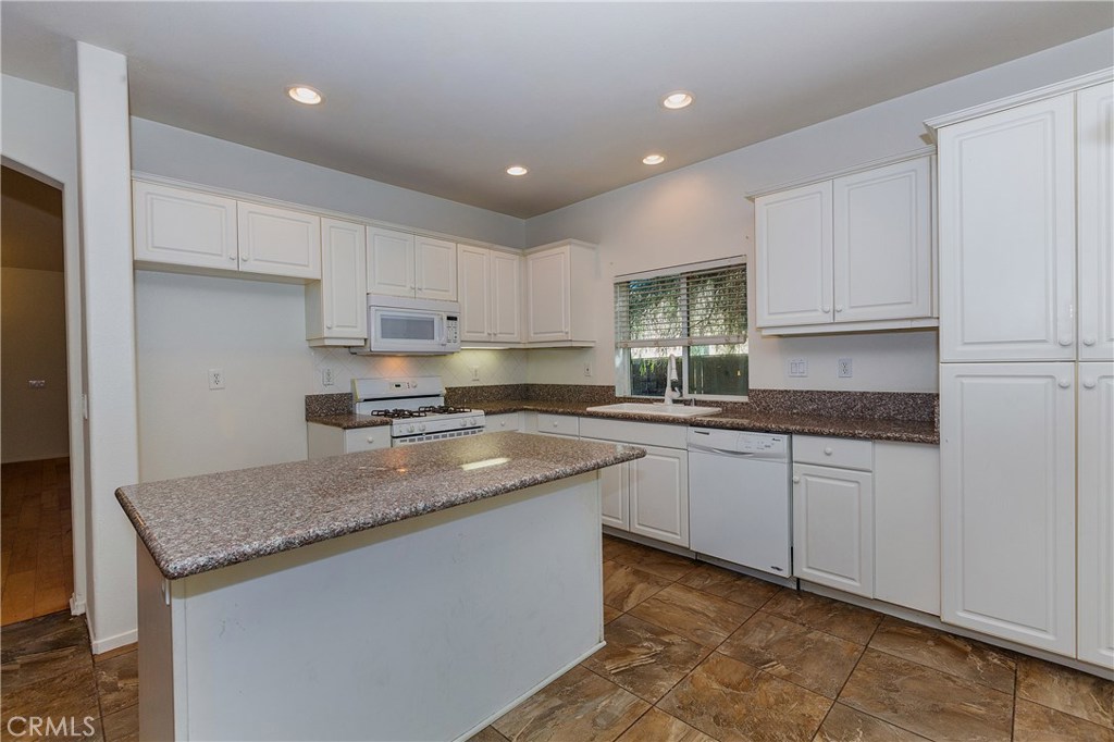 1430 Jewelstone Circle Hemet, CA 92545 - Photo 6 of 26 kitchen