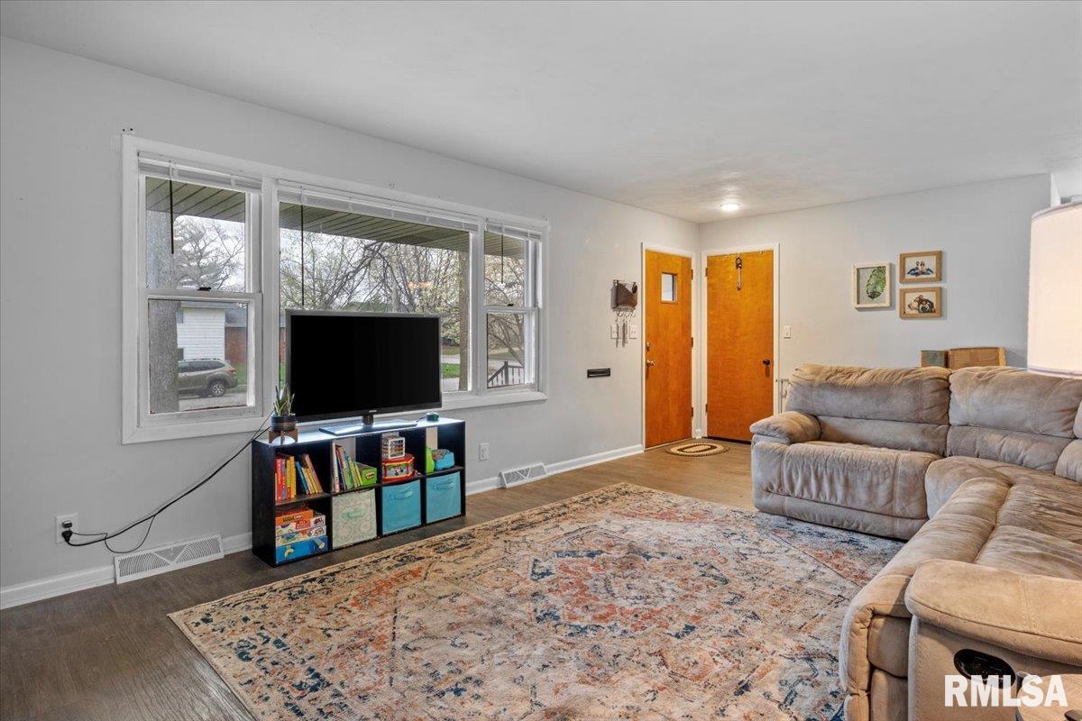 231 Dickinson Road Springfield, IL 62704 - Photo 4 of 29