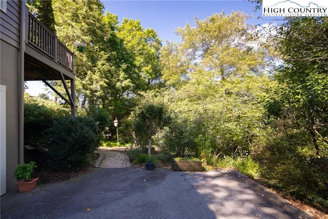 a view of a back yard