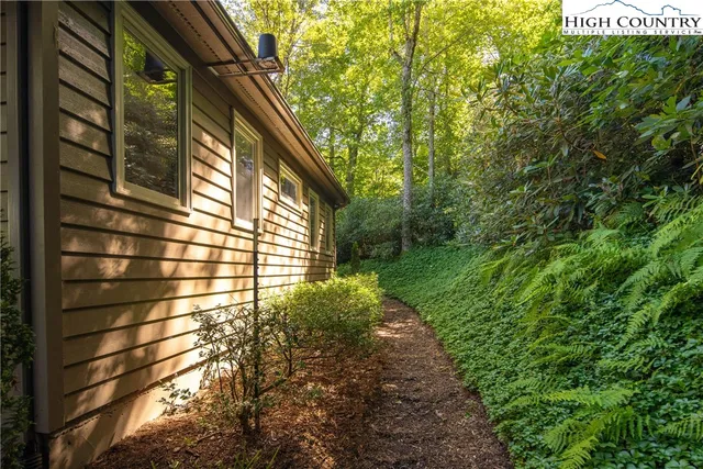 a view of a house with backyard and plants