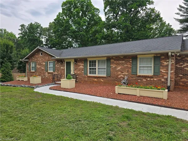 $2,250 | 4680 Forest Manor Drive, Winston-Salem, NC 27103