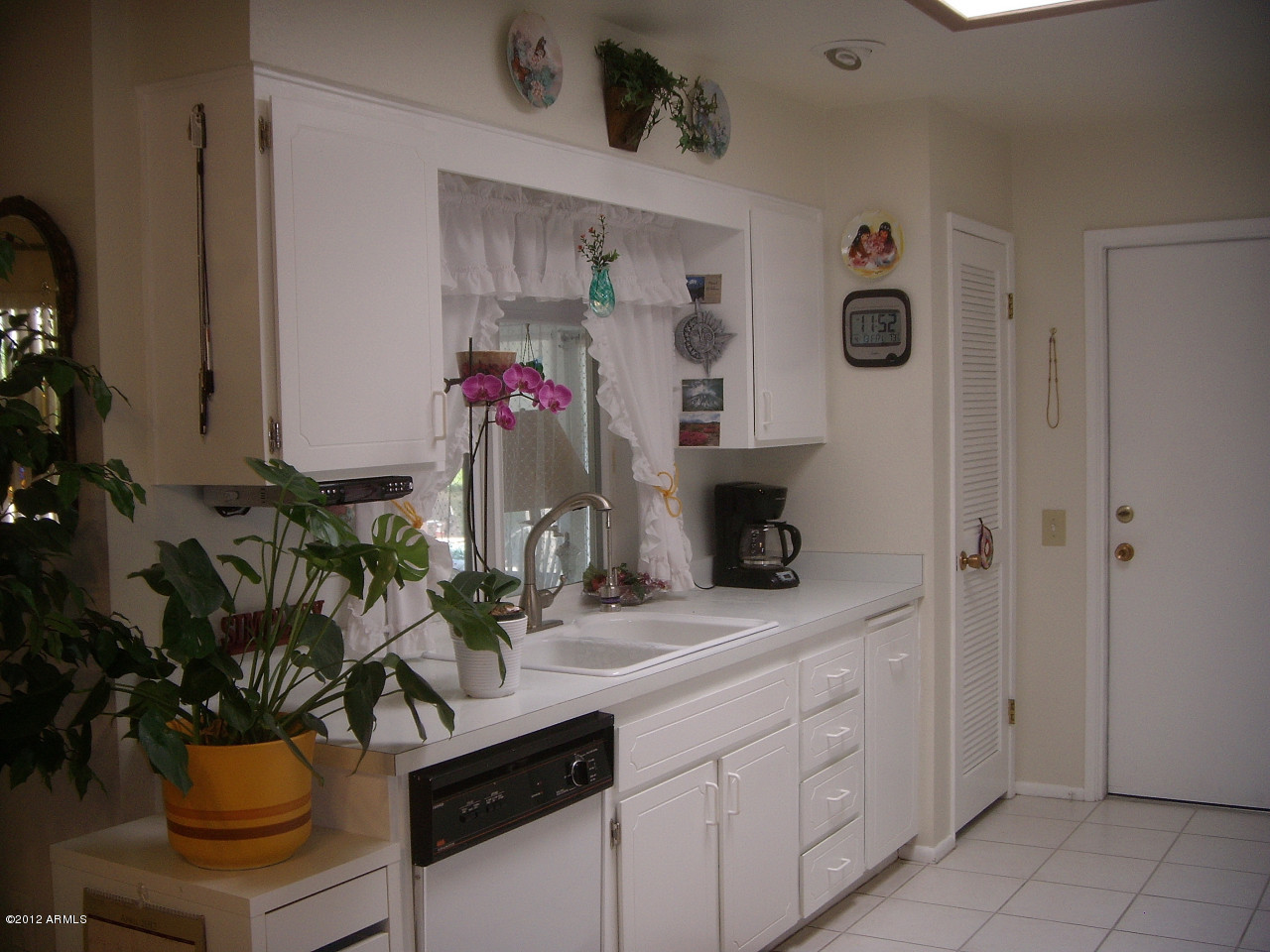 11038 West Oak Ridge Road Sun City, AZ 85351 - Photo 3 of 20 LIGHT AND BRIGHT KITCHEN
