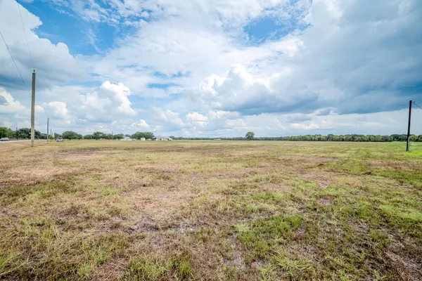 $305,000 | 3 Charlie Meyer Road, Damon, TX 77430