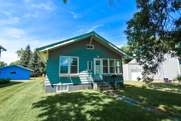 $59,900 | 303 East Prairie Avenue, Warren, MN 56762