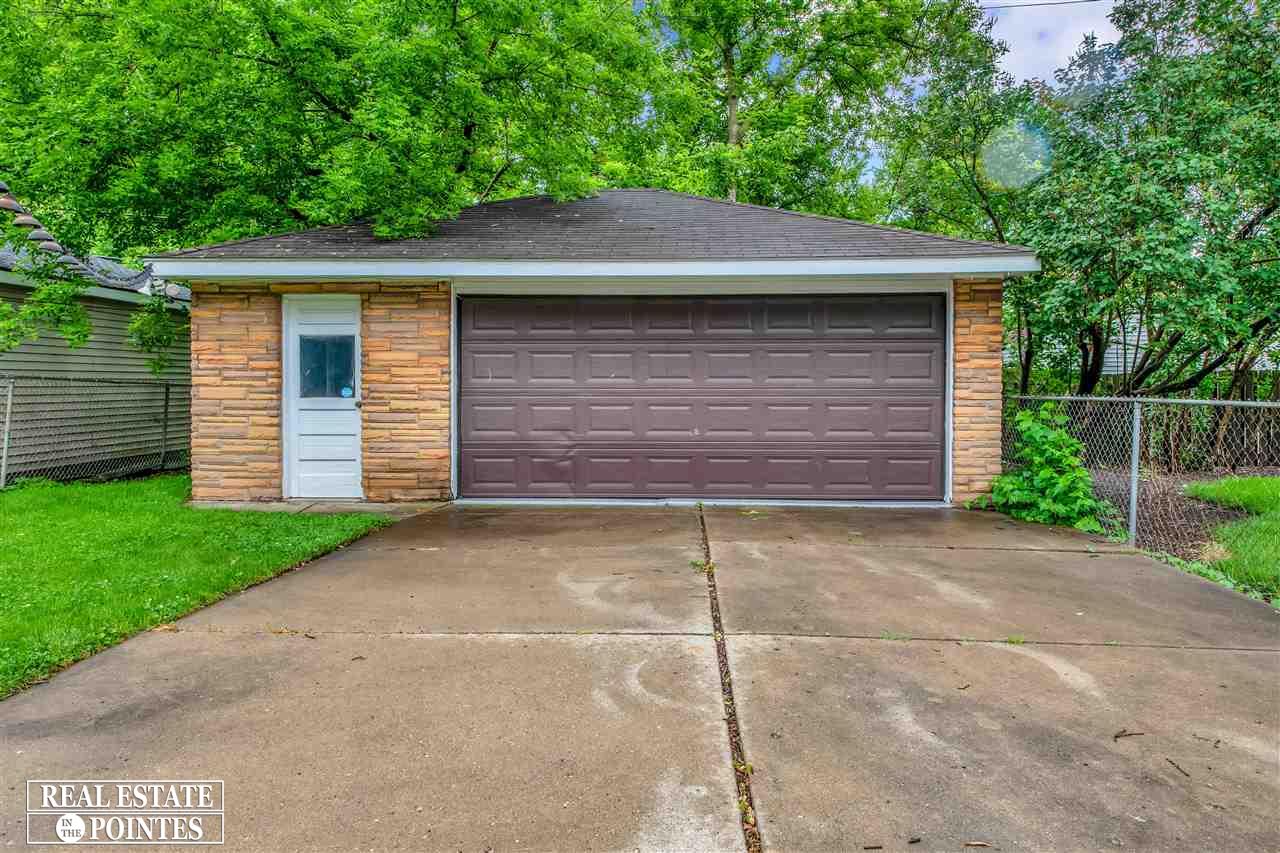 2050 Roslyn Road Grosse Pointe Woods, MI 48236 - Photo 5 of 30