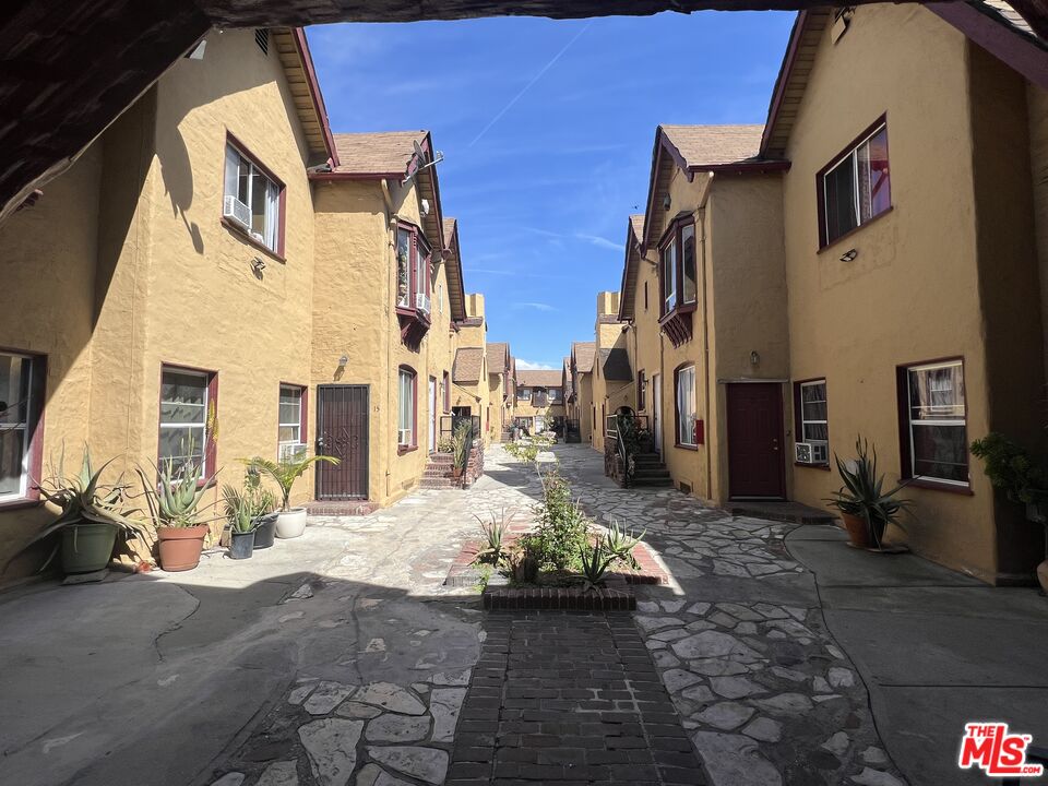 1002 North Mariposa Ave  