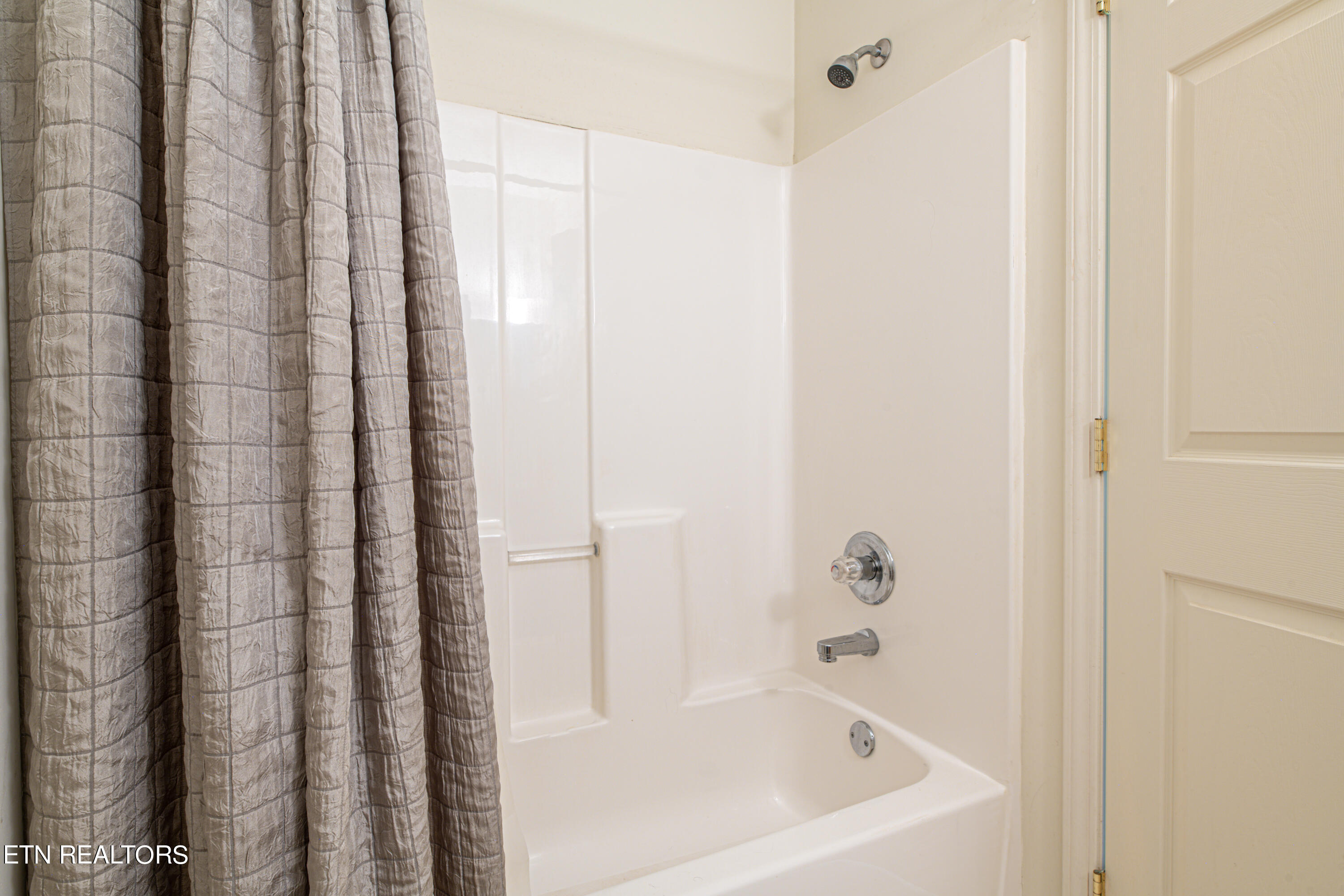 6633 Kern Road Knoxville, TN 37918 - Photo 13 of 31 6633 Kern Rd-17