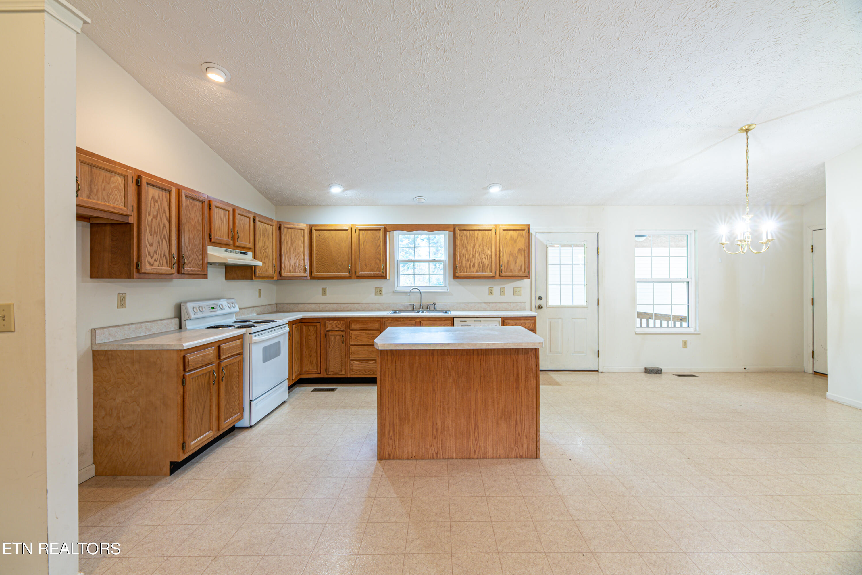 6633 Kern Road Knoxville, TN 37918 - Photo 7 of 31 6633 Kern Rd-7