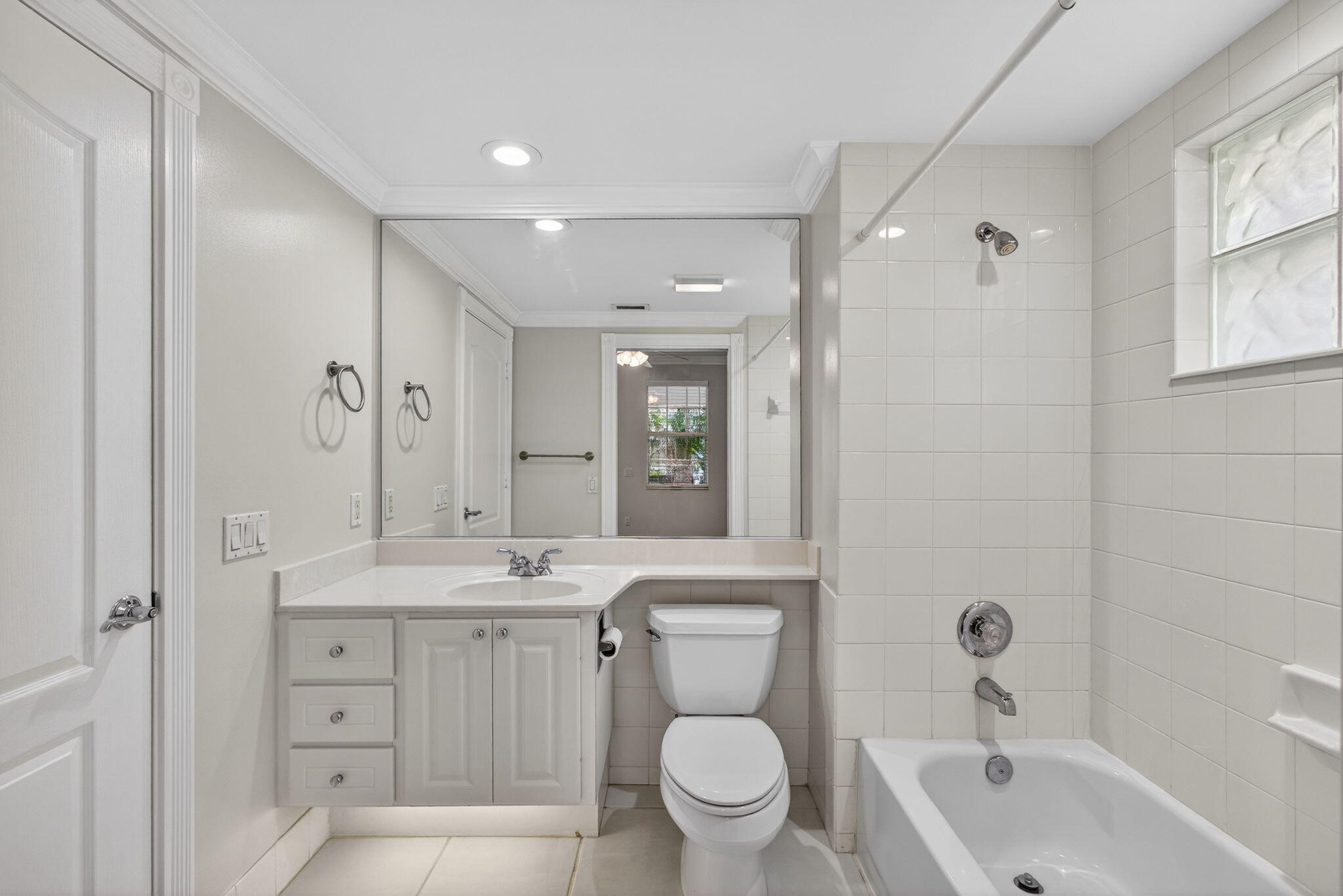 4118 Parkside Drive Jupiter, FL 33458 - Photo 17 of 73 a bathroom with a toilet a sink a tub and mirror