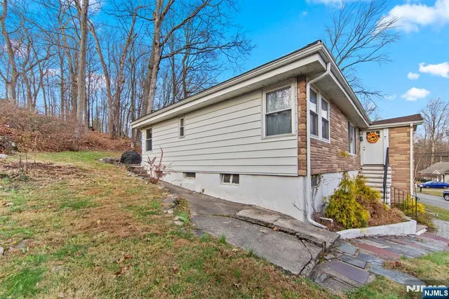 a view of back yard of the house