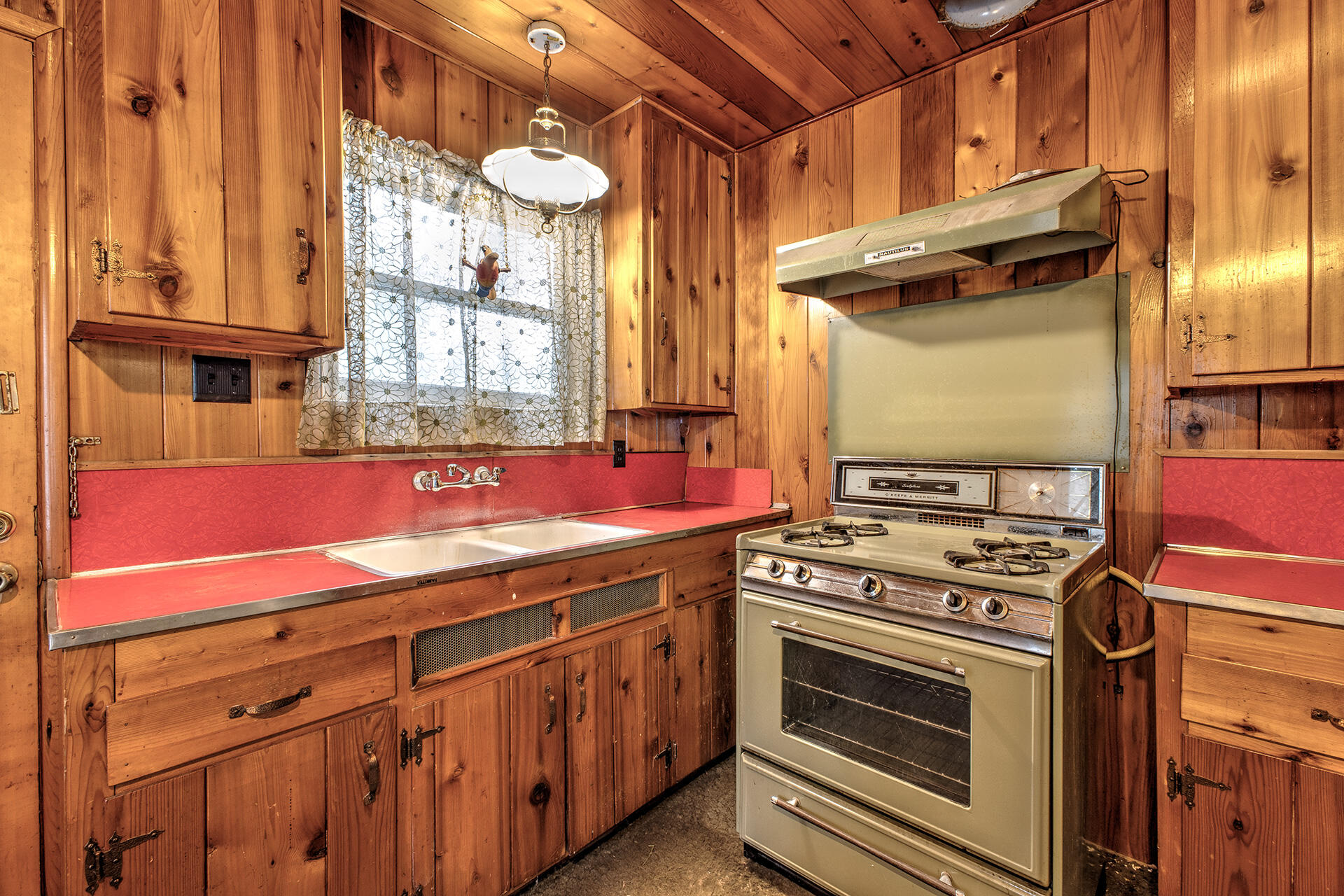 53250 Middleridge Drive Idyllwild, CA 92549 - Photo 18 of 30 a kitchen with a stove and a sink