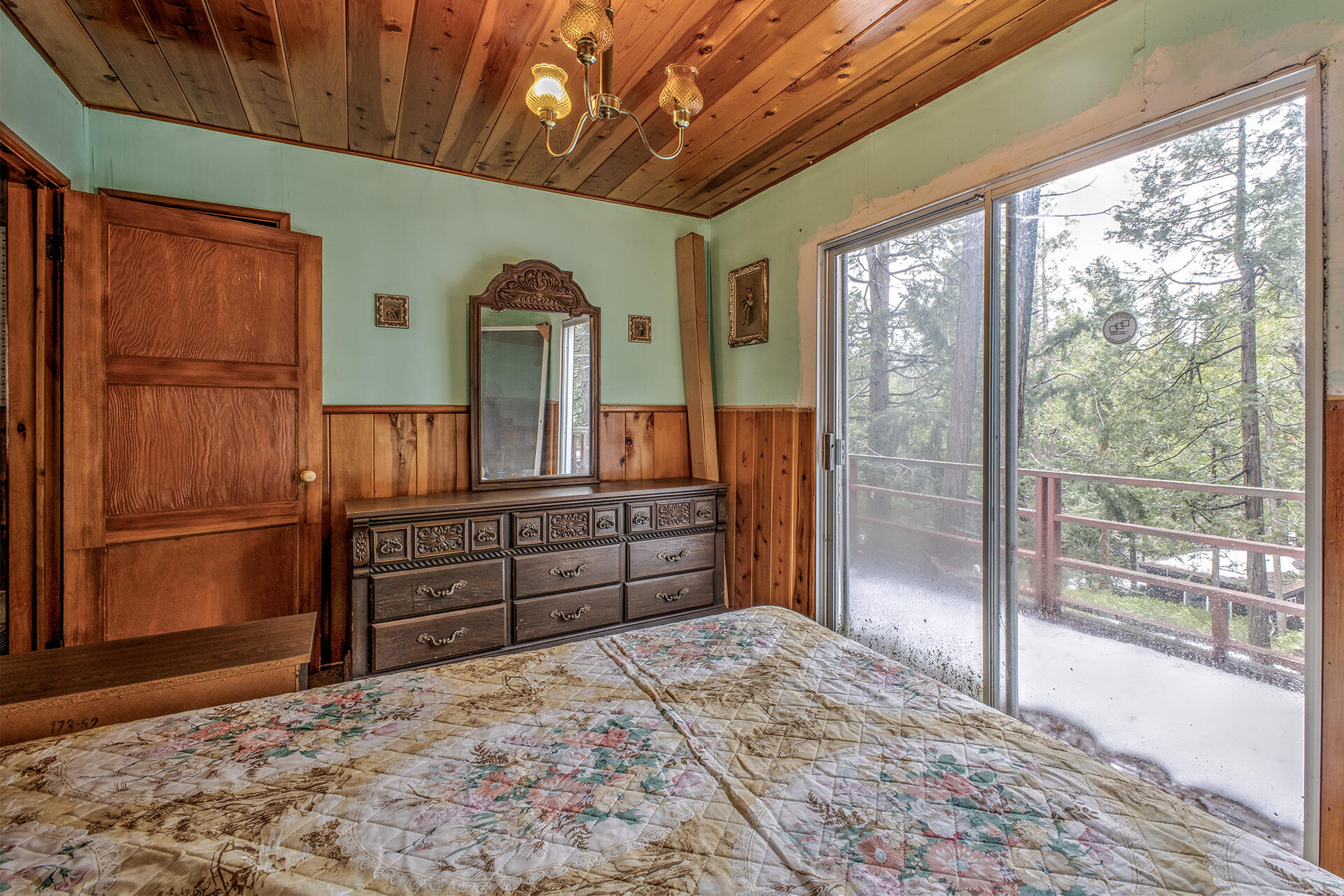 53250 Middleridge Drive Idyllwild, CA 92549 - Photo 22 of 30 a bedroom with a bed and a dresser