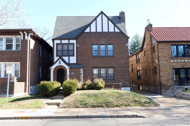 $2,600 | 404 South Hanley Road, Unit 2S, Clayton, MO 63105