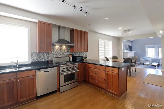 $2,600 | 404 South Hanley Road, Unit 2S, Clayton, MO 63105